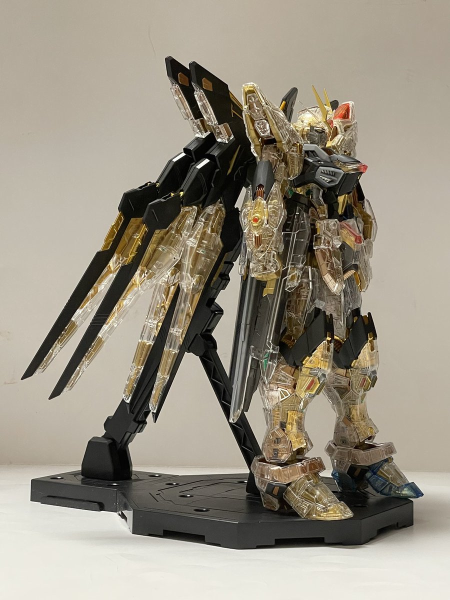 Herr_haider's tweet photo. MGEXストライクフリーダム（クリア）、外装・武装を装着＆一部塗装で完成。

塗装は、左半身をクリアカラーで塗ってみた。
白の部分はもう少し白くしたかったけれど、フレームが見える状態は維持したかったから、外装内側のモールドが多少強調される程度にしてみた。

（続く） https://t.co/F5hhYbpKs5