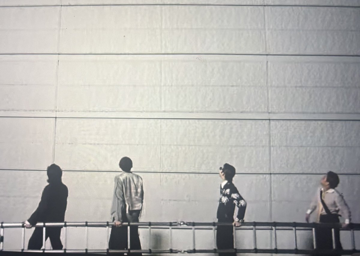 7oI5oW7wcl35301's tweet photo. THE WALLのMV
最初は歌詞だけ聞いて元気もらってたけど
よくみてみたら
プリちゃんが事故に遭ったのが確か
2018年12月（当時プリちゃん28歳）。
28Fでプリちゃんが転んで【届かない完璧な壁に打ち付けられてる】っていう歌詞。
そのあともみんなで助け合って歌ってる。と考察して私は大号泣😭 https://t.co/5Qd4Z2XHpb