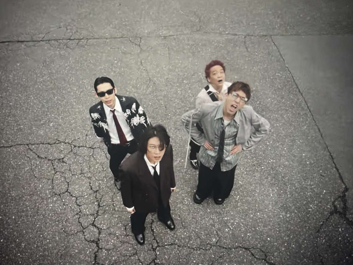 7oI5oW7wcl35301's tweet photo. THE WALLのMV
最初は歌詞だけ聞いて元気もらってたけど
よくみてみたら
プリちゃんが事故に遭ったのが確か
2018年12月（当時プリちゃん28歳）。
28Fでプリちゃんが転んで【届かない完璧な壁に打ち付けられてる】っていう歌詞。
そのあともみんなで助け合って歌ってる。と考察して私は大号泣😭 https://t.co/5Qd4Z2XHpb