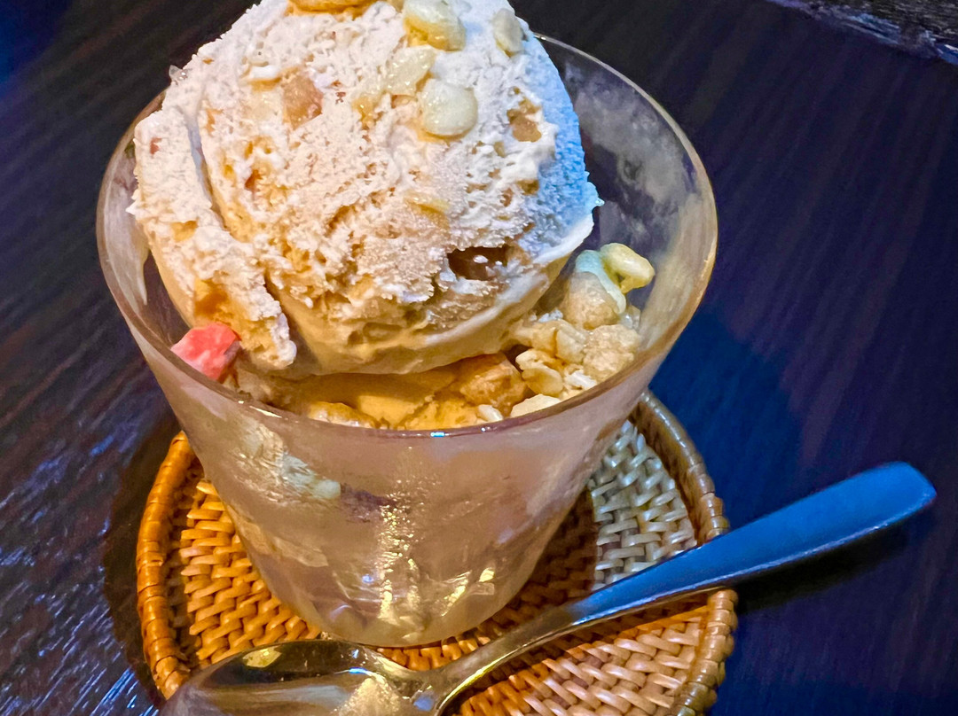 In_love_jaaa's tweet photo. Late-night snack win: creamy matcha ice cream with crushed honeycomb bits—cold, sweet, and exactly what I didn’t know I needed right now. https://t.co/GAkIyLhaIE