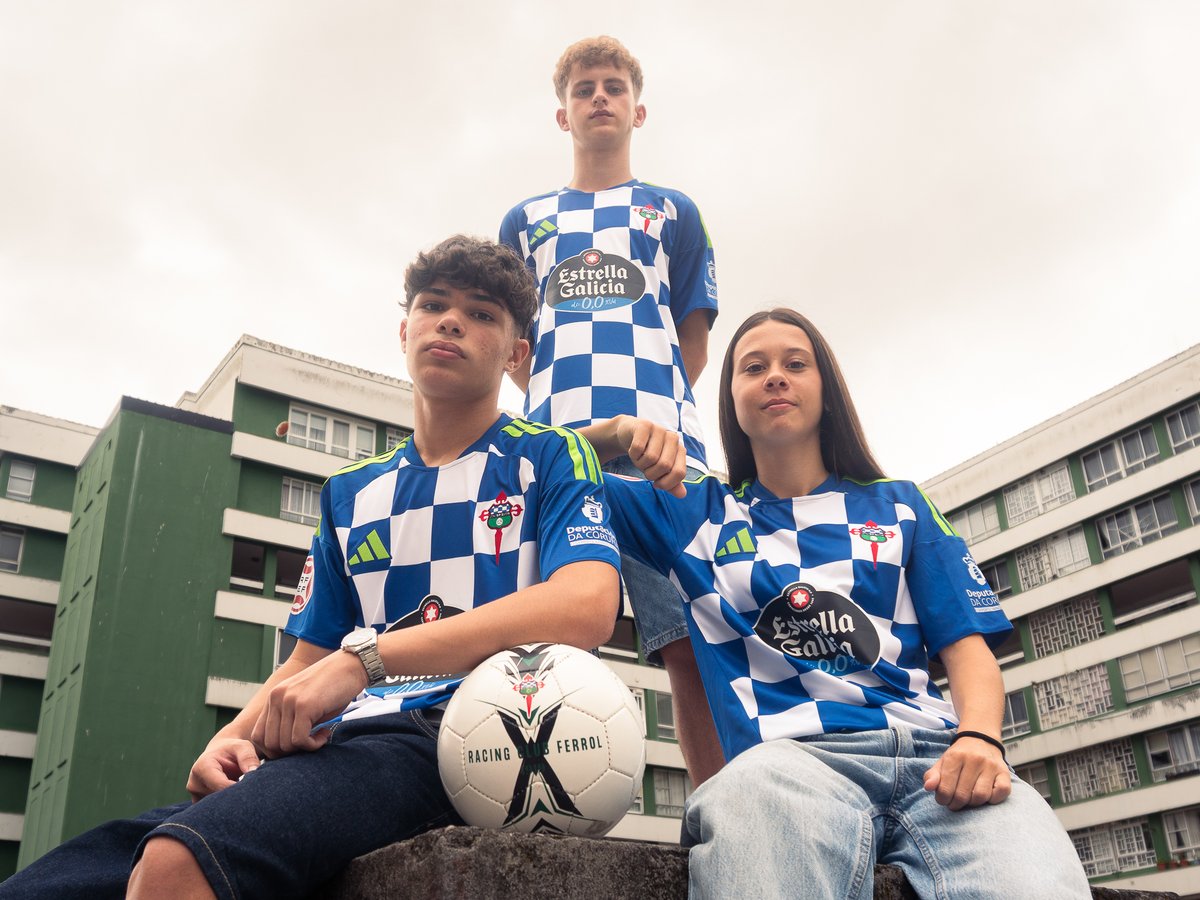 racingferrolsad's tweet photo. Os que xogan onde poden, cando poden e como poden.

Porque antes de chegar á Malata, o fútbol empeza na rúa.

💙 🤍Fútbol de barrio. Fútbol de barro.

Grazas aos nosos canteiráns Daniela, Vega, Alba, Mario e Lucas

2️⃣6️⃣/2️⃣7️⃣Racing ✖️ @adidas_ES 

🛒Xa á venda
https://t.co/Glsc8BvXz6

#FutbolDeBarrio