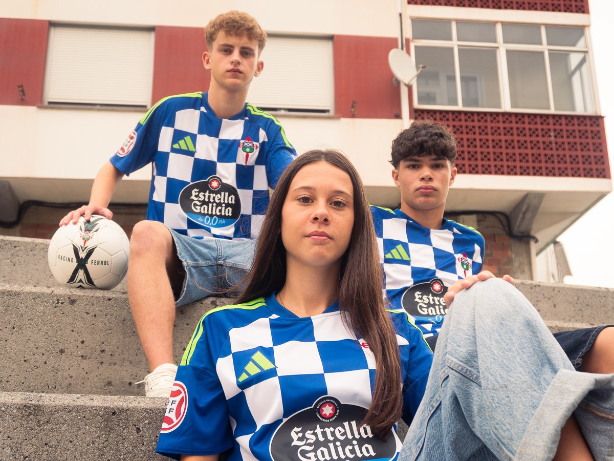 racingferrolsad's tweet photo. Os que xogan onde poden, cando poden e como poden.

Porque antes de chegar á Malata, o fútbol empeza na rúa.

💙 🤍Fútbol de barrio. Fútbol de barro.

Grazas aos nosos canteiráns Daniela, Vega, Alba, Mario e Lucas

2️⃣6️⃣/2️⃣7️⃣Racing ✖️ @adidas_ES 

🛒Xa á venda
https://t.co/Glsc8BvXz6

#FutbolDeBarrio