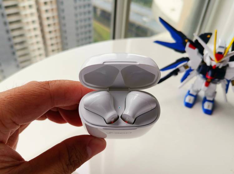 quentin9591's tweet photo. Just unboxed my new wireless headphones! Crisp sound and comfy fit – game-changer for my daily commute ， https://t.co/G2NeNfJi5v