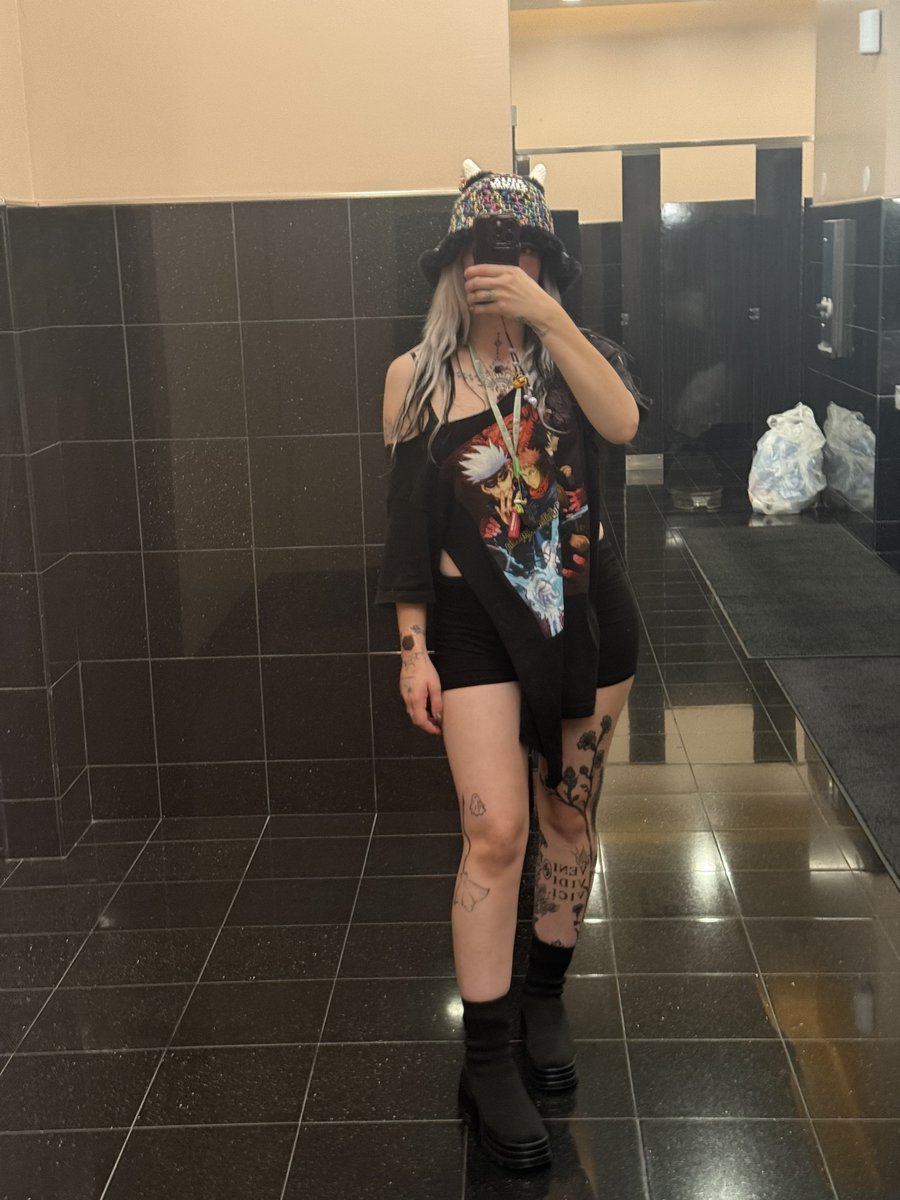 FawneMoreau's tweet photo. quick pose in the stalls https://t.co/Os2W8zYrYk