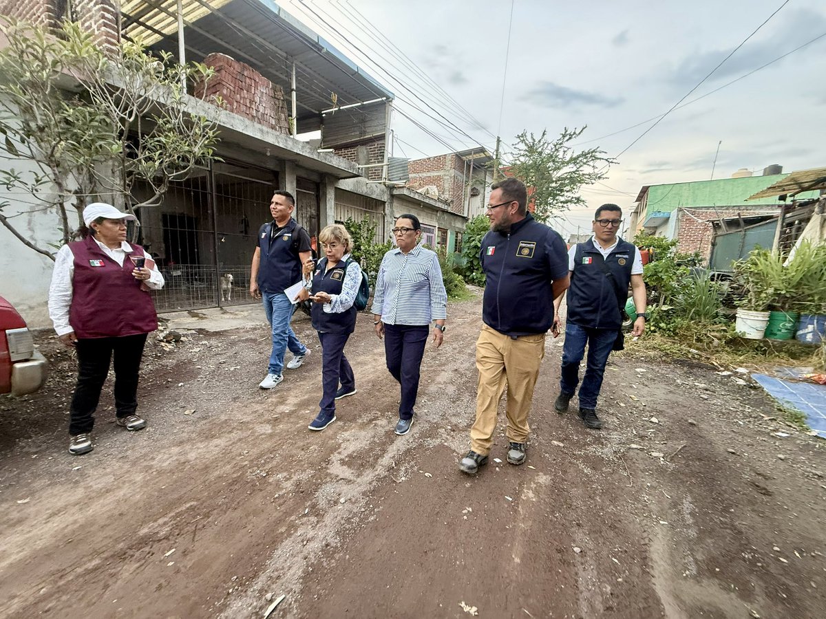 rosaicela_'s tweet photo. Como parte de #AtenciónALasCausas, recorrimos varias colonias de #Michoacán para platicar con la población y recordarle que trabajamos para que ejerza sus derechos a la salud, al trabajo, a la educación, al deporte, a la recreación. 🇲🇽 @Claudiashein @RocioBarcenaM @Bety_Olivares @AbrahamCarro @martha_lop @RodrigoCortesMX