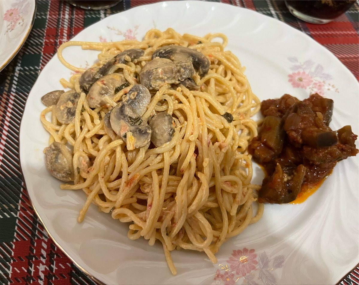 crookedom's tweet photo. bugun bir vejetaryen olarak ne yedim 
gun #7
mantarli spagetti ve patlican yemegi 🍄 https://t.co/OfUcw6yyMy
