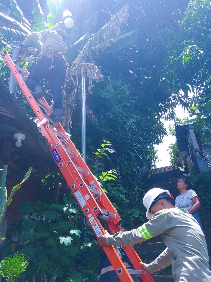 AlcaldiaLLE's tweet photo. 📍 En Loma Linda y colonia San Cristóbal, realizamos la instalación de 4 lámparas, contribuyendo a mejorar la iluminación y seguridad de la zona.

Seguimos trabajando para mantener nuestros espacios mejor iluminados. 💪🏼 https://t.co/GJ4lLp8WJu