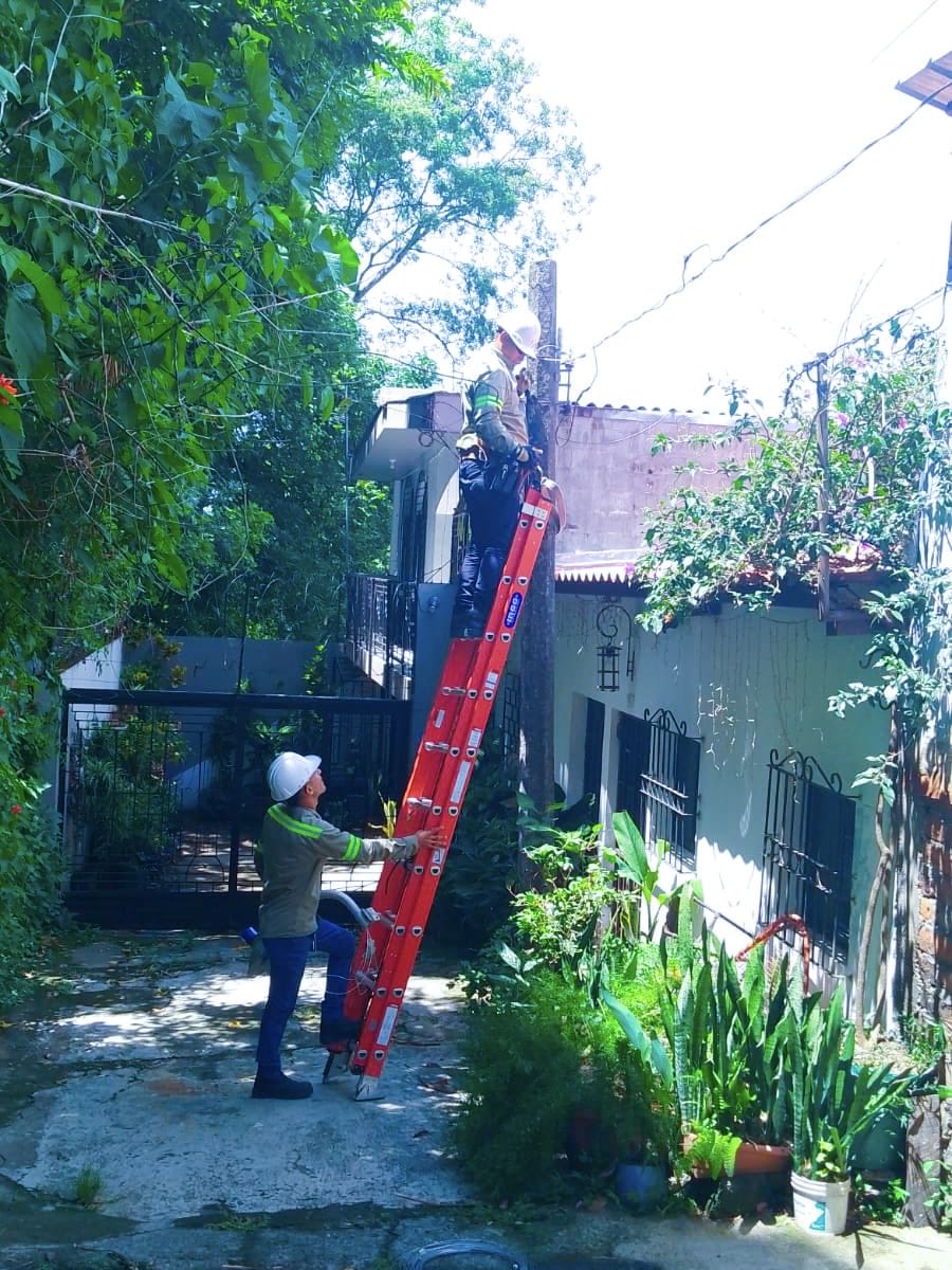 AlcaldiaLLE's tweet photo. 📍 En Loma Linda y colonia San Cristóbal, realizamos la instalación de 4 lámparas, contribuyendo a mejorar la iluminación y seguridad de la zona.

Seguimos trabajando para mantener nuestros espacios mejor iluminados. 💪🏼 https://t.co/GJ4lLp8WJu