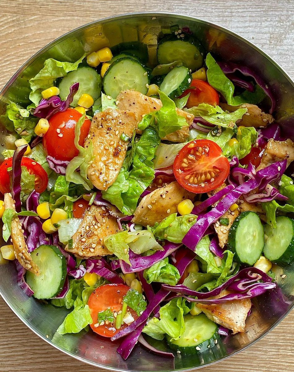 sanisingh08894's tweet photo. Quick u0026 yummy high-protein lunch: Grilled chicken breast + mixed greens, cherry tomatoes, and a splash of olive oil. Less than 400 calories, perfect for weight loss!， https://t.co/34YhP4ScnD