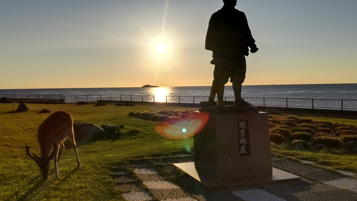 ogisatu's tweet photo. 宗谷岬
間宮林蔵の銅像のたもとには野生の鹿が！
人に慣れた様子で近づいても全く動じず。
しばらくして、国道を横断し、丘の上に帰っていきました… https://t.co/1Oy4dGLWaI