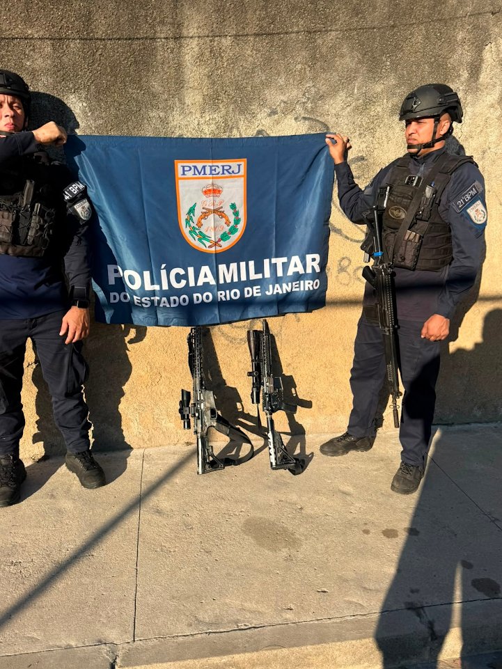DDalertaRio's tweet photo. Policiais militares do 41º BPM apreenderam dois fuzis durante uma operação na Rua Francisca Ferreira Lima, no Complexo do Chapadão, na Pavuna, Zona Norte do Rio, com apoio de informações repassadas pelo Disque Denúncia.

Confira a notícia completa no link: https://t.co/cFkReOftDS https://t.co/GPBdd87kdy