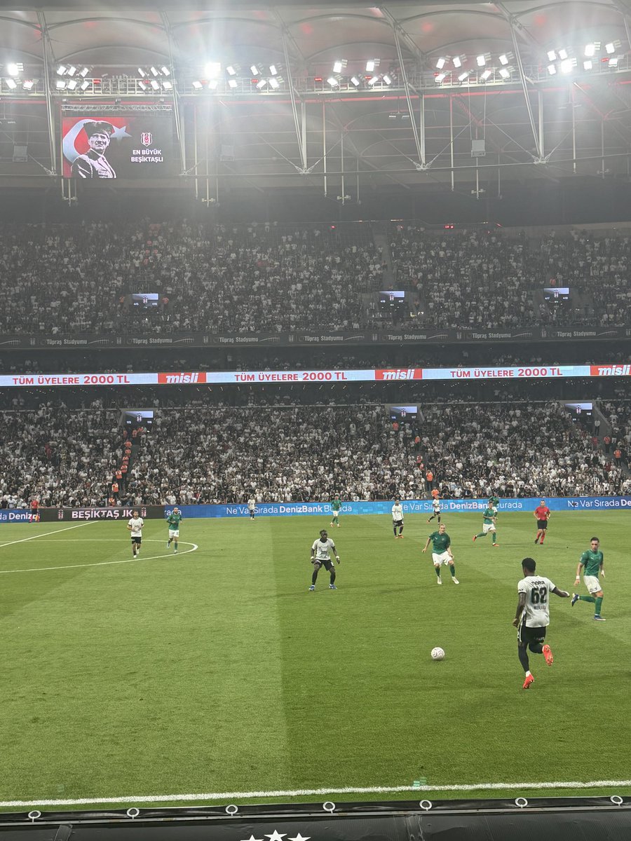 Ayhylc02's tweet photo. Beşiktaş taraftarının talep ve arzu ettiği futbol tam olarak bu. Fiziksel kapasite üst düzey, iki bek de hücum aksiyonlarının içerisinde.

Dönüşümler ve rotasyonlar oldukça başarılı. Ön alan baskısı şiddetli ve agresif. Rakiplere geçiş ve direkt oyun dışında hiçbir opsiyon sunulmuyor.

İlk maçtan turu garantilemek de önemli. Lig maratonunda bu oyuncuları dinlendirmek büyük önem taşıyacak. 

Ayrıca bu keyifli futbolu stadyumdan canlı izlemek ayrı bir zevk. 🦅