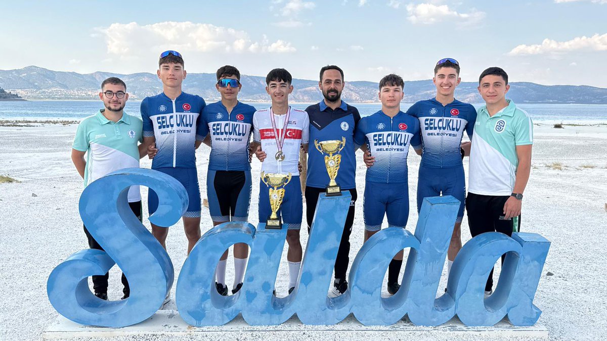 Selcuklubelspor's tweet photo. 🚴‍♂️ Salda Gölü’nün manzarası güzel ama zirvenin manzarası bir başka! 😎🥇🏆

17-20 Ağustos tarihleri arasında Burdur’da düzenlenen Yeşilay Yol Bisikleti Türkiye Şampiyonası’nı, en fazla kupa ve madalya kazanan kulüp olarak tamamladık.

🏆 U17 Erkekler
🥇 Hasan Can Cırık – Yol Yarışı
🥇 Selçuklu Belediyespor – Takım Klasmanı

🏆 U15 Erkekler
🥇 Hüseyin Emir Solmaz – Bireysel Z. Karşı
🥈 Ömer Kaan Şahin – Bireysel Z. Karşı
🥇 Hüseyin Emir Solmaz – Yol Yarışı
🥇 Selçuklu Belediyespor – Takım Klasmanı

🏆 U13 Erkekler
🥉 Selim Koyuncu – Yol Yarışı

Sporcularımızı ve bu başarıda emeği bulunan antrenörlerimizi gönülden kutluyor, başarılarının devamını diliyoruz.