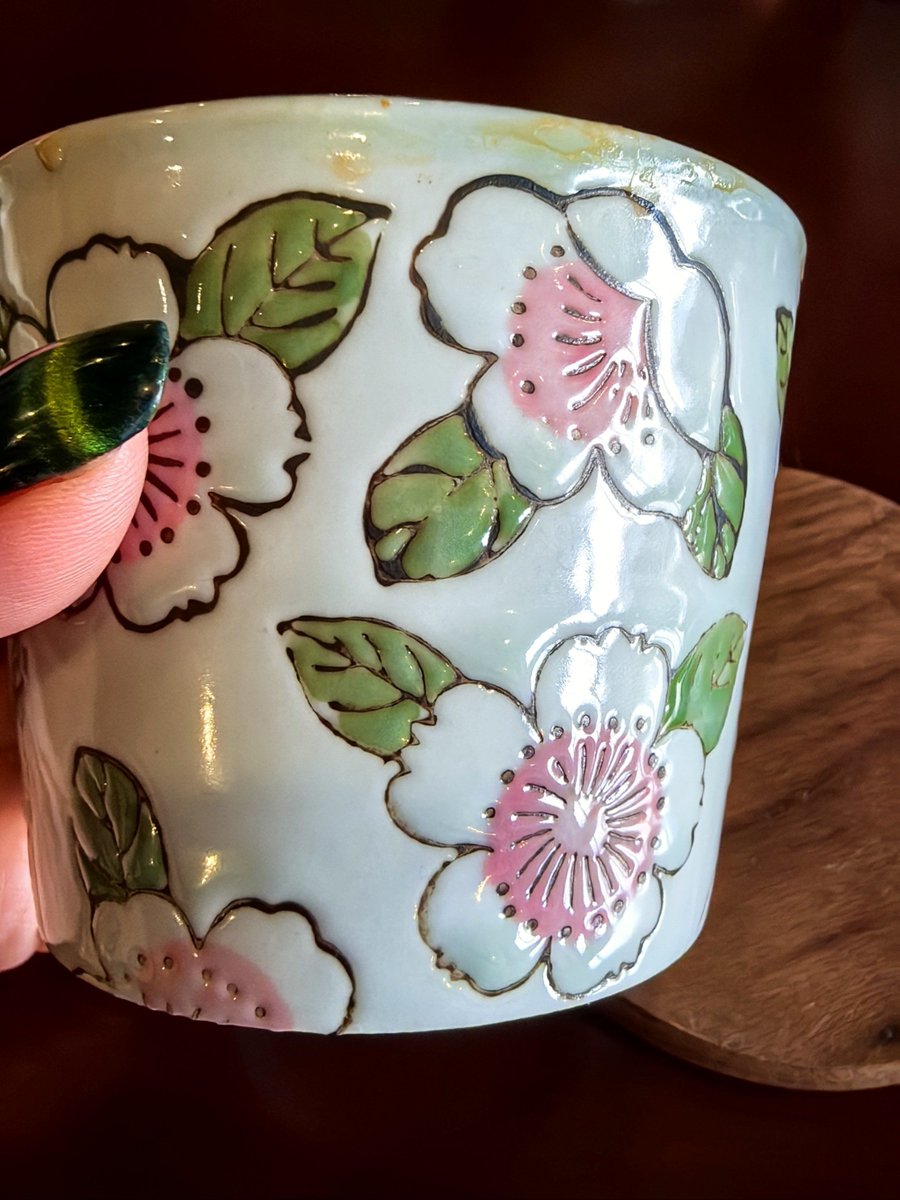 Bmcquerry's tweet photo. Tired of plain mugs  Grab some acrylic paint u0026 dot markers to make a custom floral mug—10 mins, zero skills needed! Perfect coffee buddy for this rainy weekend. #DIYCrafts， https://t.co/OOsDin6exK