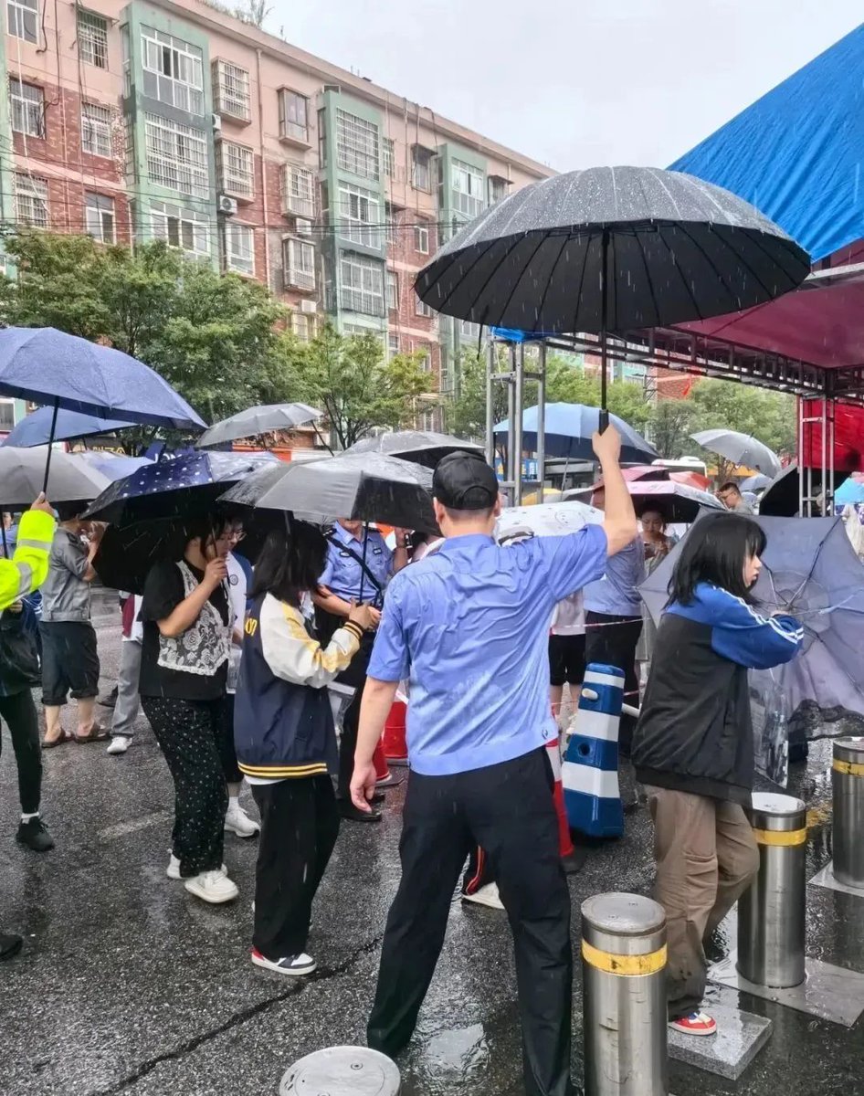 AsheMessy's tweet photo. A stranger handed me an extra umbrella and a warm smile when I got caught in sudden rain on my way home. Small acts that make the whole day feel bright.， https://t.co/KKQh2kLJ5z