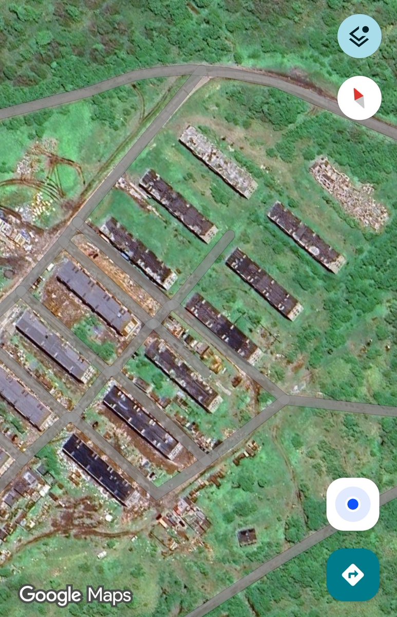 yuuu_xrp's tweet photo. 択捉島の衛星写真見たけど、北部の街(1枚目)を除くと、他の集落は全部ボロボロだ... https://t.co/qyTT6qZNN6