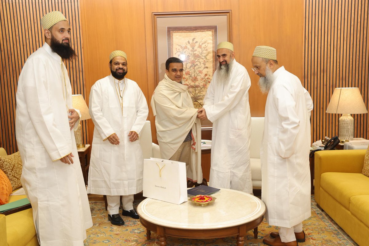 sanghaviharsh's tweet photo. Met with Shahzada Husain Burhanuddin Saheb, Son of His Holiness Syedna Saheb alongwith senior representatives of the @Dawoodi_Bohras.

Discussed community welfare, social development and strengthening ties with the Government of Gujarat. https://t.co/7tlU5TA6a0