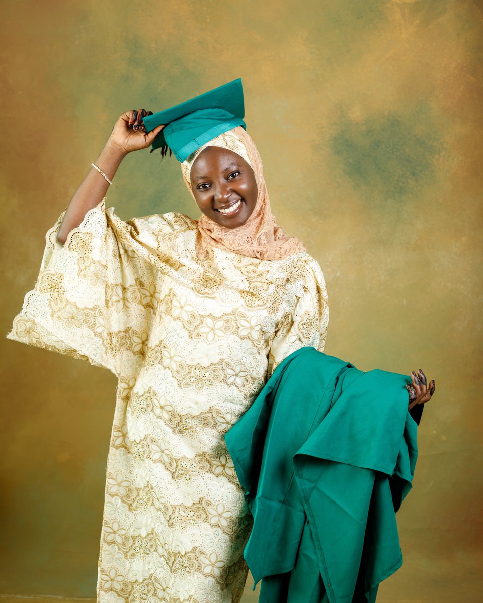 Asmau_ndatsu's tweet photo. Officially a graduado. Alhamdulillah! https://t.co/3Hfro56p8C