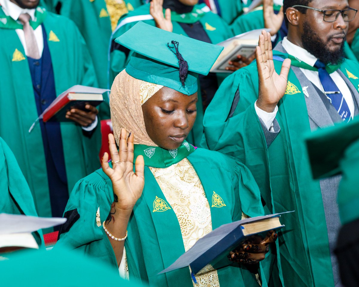 Asmau_ndatsu's tweet photo. Officially a graduado. Alhamdulillah! https://t.co/3Hfro56p8C