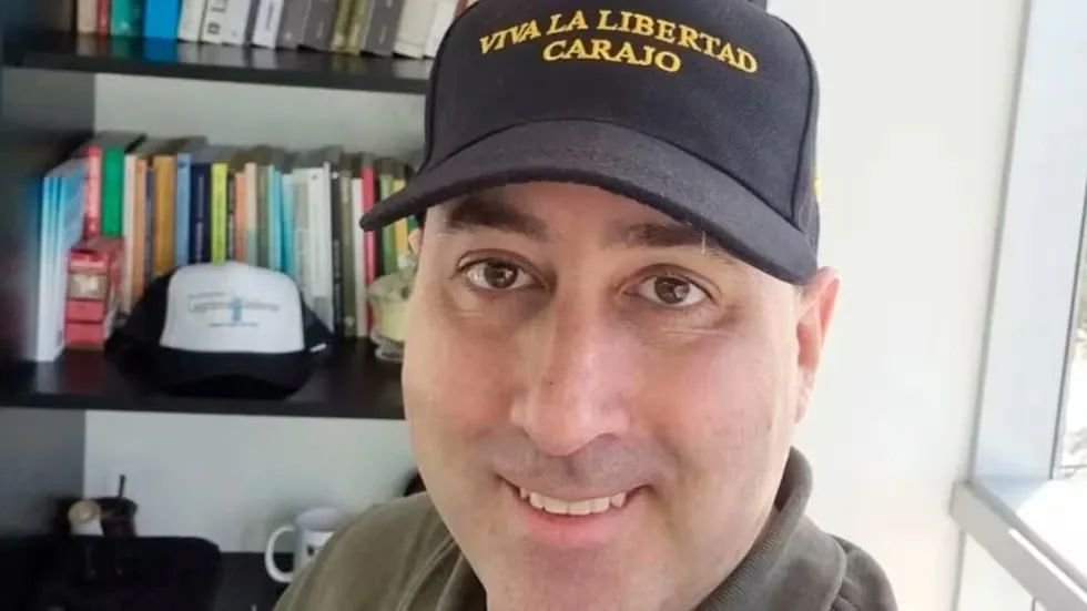 EPreve's tweet photo. 💣CERIMEDO EN URUGUAY

✔️Fernando Cerimedo, el ex asesor de Milei y de Bolsonaro, detenido en Bolivia por presuntamente intentar matar a su ex pareja,  estuvo en Uruguay durante la última campaña electoral, según me confirmaron hace instantes empresarios que se reunieron con él en Punta del Este.

✔️ En esa ocasión, Cerimedo llegó a Uruguay de la mano de Javier Negre, su socio en La Derecha Diario.

✔️ La idea de Cerimedo, según las personas que estuvieron con él, era trabajar en la segunda parte de la campaña presidencial (balotaje) de Uruguay.

 ✔️ Las fuentes desconocen si finalmente Cerimedo logró concretar sus intenciones.

✔️ Cerimedo, considerado el poder en las sombras de la nueva derecha latinoamericana, es un operador de estrategias digitales agresivas, con millas de trolls y financiamiento poco transparente.

✔️ Fue detenido en Bolivia tras la agresión a balazos a su ex pareja. Cerimedo ayudó, con sus estrategias, a Rodrigo Paz a llegar a la Presidencia de ese país.