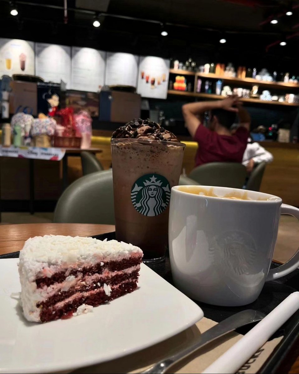 YollaAndrea's tweet photo. A cozy Starbucks break with a chocolatey drink, a slice of cake, and a warm cup on the side. Nothing fancy, just sitting back, enjoying my food, and taking my time. These little coffee breaks are honestly some of my favorite moments. ☕🍰 @starbucks https://t.co/xoEtrHTXTR