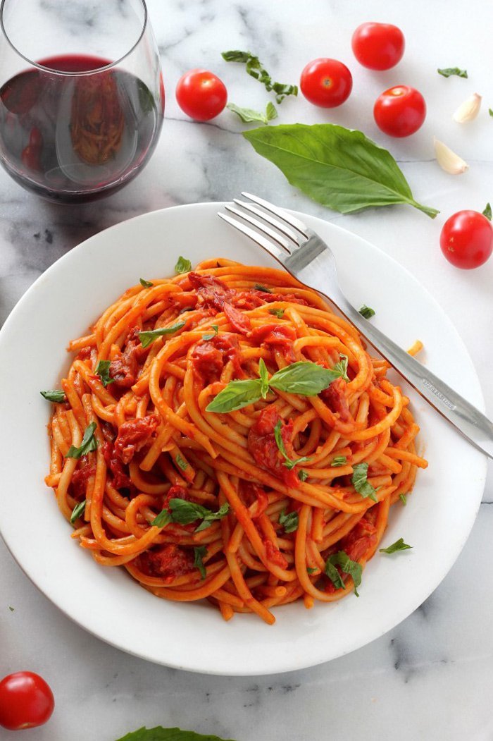 EdwardBaca17's tweet photo. [Simple and cozy dinner: homemade tomato and basil pasta, with a sprinkle of parmesan  Feeling so satisfied with this quick weeknight meal!]， https://t.co/FAoprF7l4E