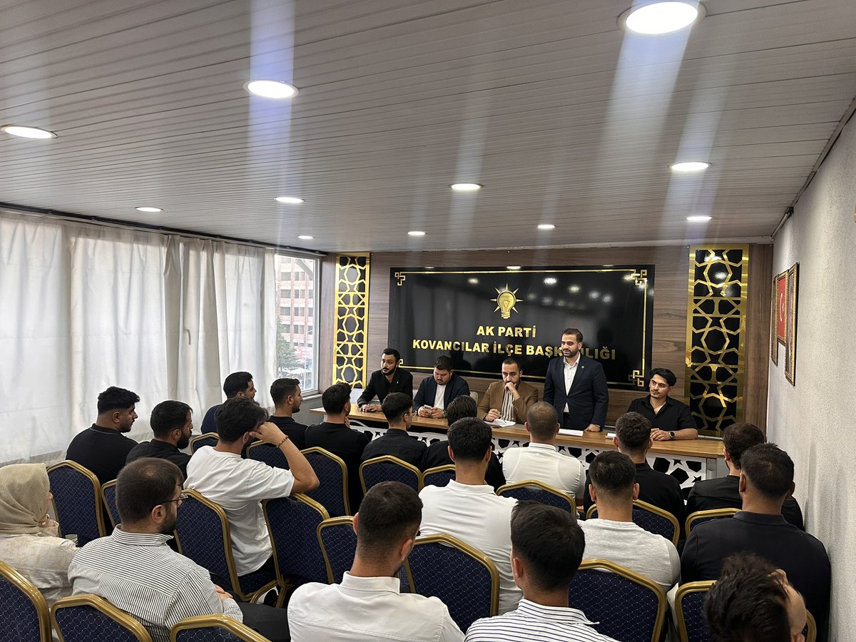 akgenclikelazig's tweet photo. 📍Kovancılar 

MKYK üyemiz, Teşkilat Başkan Yardımcımız ve Bölge Koordinatörümüz Sn. Samed Seddar Tercan, MKYK Üyemiz Sn. Ömer Faruk Demirel ve İl Gençlik Kolları Başkanımız Sn. Koray Adsız; Gençlik Kolları Koordinatörümüz Sn. Mücahit Üstündağ ve İlçe Gençlik Kolları Başkanımız Sn. Turgay Demir ile birlikte; Kovancılar ilçe Yönetim Kurulu Toplantımızı gerçekleştirdi.

Toplantımızda teşkilat çalışmalarımızı değerlendirirken, 26 Ağustos Malazgirt Zaferi Anma Programı hakkında da istişarelerde bulunuldu.

Birlik, beraberlik ve istişare kültürümüzle çalışmalarımıza kararlılıkla devam ediyoruz.

@avyusufibis 
@osmannazlier 
@SamedTercan 
@isselmanoglu23 
@korayadsiz