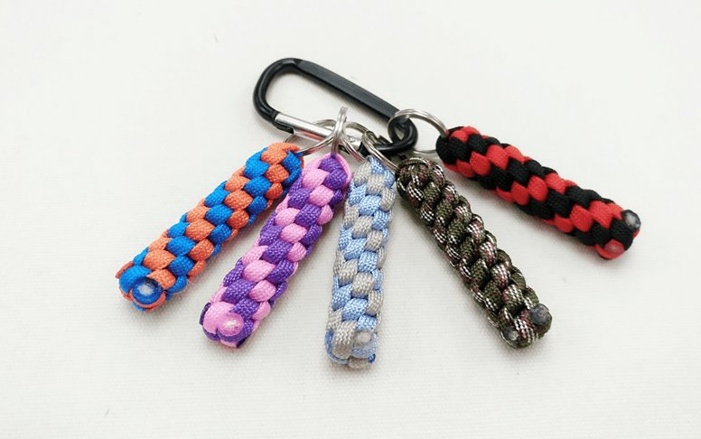 OlenikVilmar's tweet photo. Try this easy macramé keychain DIY in 10 mins! Grab some cotton cord u0026 make cute, personalized charms for your bags  #DIYCraft， https://t.co/cyHz9S2CGq