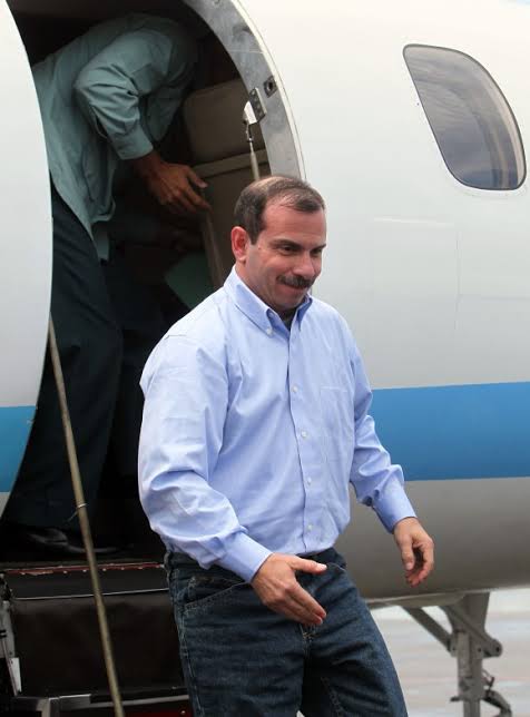 MagJorgeCastro's tweet photo. ⚠️⚠️#Ahora. EE.UU. sanciona a tres funcionarios y nueve entidades estatales de Cuba

La Oficina de Control de Activos Extranjeros (OFAC) del Departamento del Tesoro de Estados Unidos amplió este jueves su lista de sanciones relacionadas con Cuba e incluyó a tres funcionarios cubanos y nueve entidades estatales vinculadas al régimen de La Habana.

Entre los sancionados aparece Fernando González Llort, presidente del Instituto Cubano de Amistad con los Pueblos (ICAP) y uno de los cinco agentes cubanos condenados en Estados Unidos por delitos relacionados con espionaje.

También fueron incluidos Leima Martínez Freire y Noemí Ramona Rabaza Fernández, ambas vinculadas al ICAP.

La medida alcanza además a nueve entidades estatales cubanas, entre ellas Acinox Comercial, ACOREC, CORATUR, Transimport, Consumimport, la Empresa de Níquel Comandante Ernesto Che Guevara, MetalCuba, GEOMINSAL y el Ministerio de la Construcción (MICONS).

La OFAC también actualizó la designación del Instituto Cubano de Amistad con los Pueblos, una institución clave del aparato de relaciones internacionales del régimen cubano.