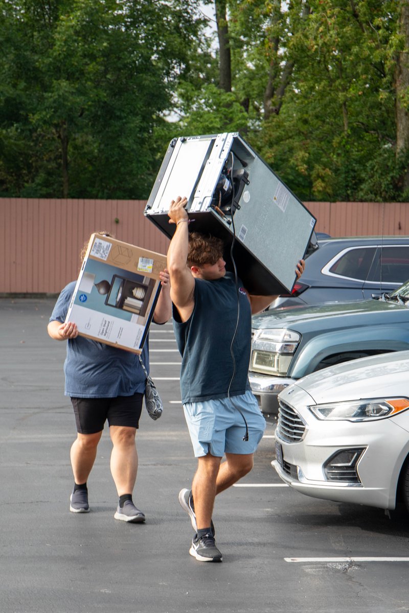 UNOH_edu's tweet photo. Tech students are officially moving in! Welcome to campus, Racers! We’re kicking off Day 1 of 2 for our tech students as they settle in, meet their classmates and get ready for an exciting year at UNOH. 🏁

Let’s get this year started! #UNOH #UNOHRacers #MoveInDay #RacerNation https://t.co/dzjVVRuh12