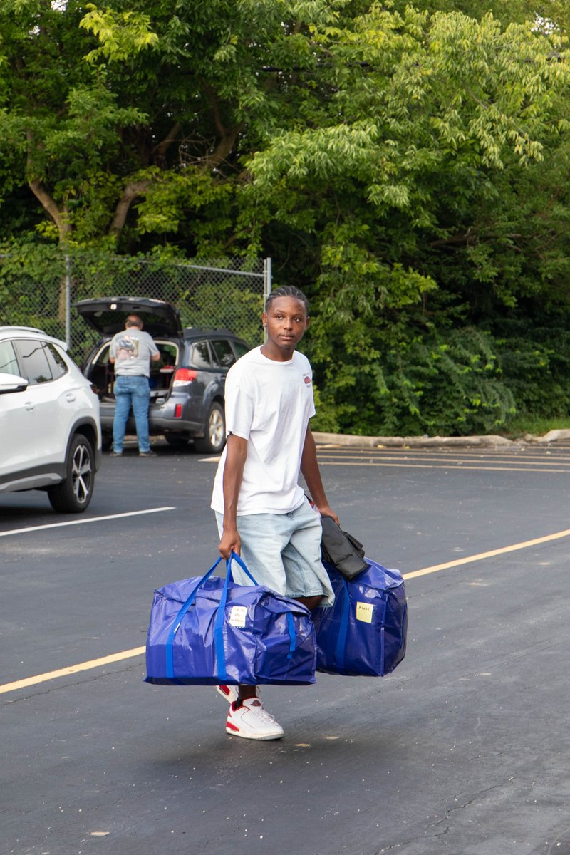 UNOH_edu's tweet photo. Tech students are officially moving in! Welcome to campus, Racers! We’re kicking off Day 1 of 2 for our tech students as they settle in, meet their classmates and get ready for an exciting year at UNOH. 🏁

Let’s get this year started! #UNOH #UNOHRacers #MoveInDay #RacerNation https://t.co/dzjVVRuh12