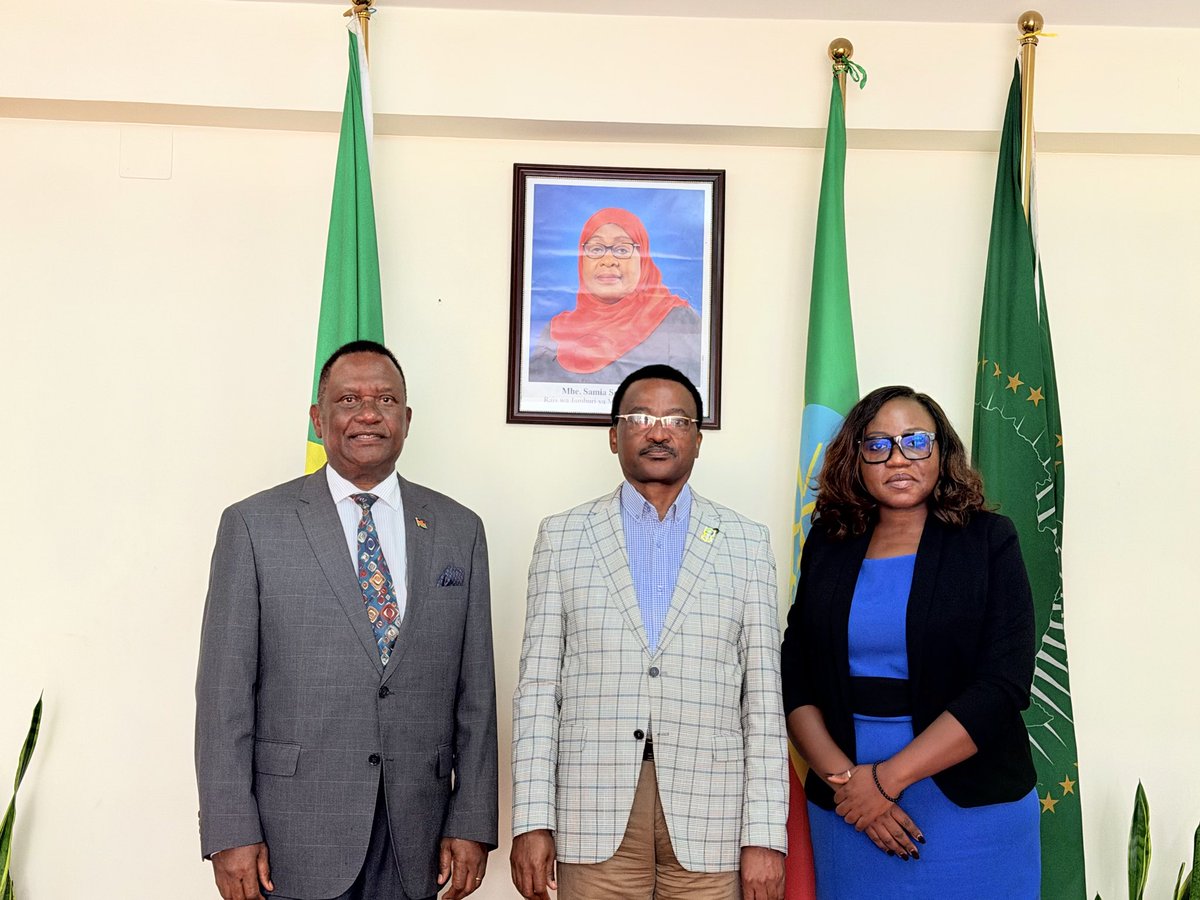 UbaloziAddis's tweet photo. H.E. Khwauli Msiska, Malawi’s new Ambassador to Ethiopia, today paid a courtesy call on H.E. Ambassador Innocent E. Shiyo, Tanzania’s Ambassador to Ethiopia and Permanent Representative to the AU and UNECA.

The two Ambassadors praised the historic ties between Tanzania and Malawi and agreed to deepen economic cooperation and political dialogue. 

They committed to expanding bilateral cooperation, exploring new areas of collaboration, and cooperate closely on regional and global matters, pledging support in international fora.

The meeting concluded with a shared determination to further strengthen Tanzania-Malawi friendship and partnership.