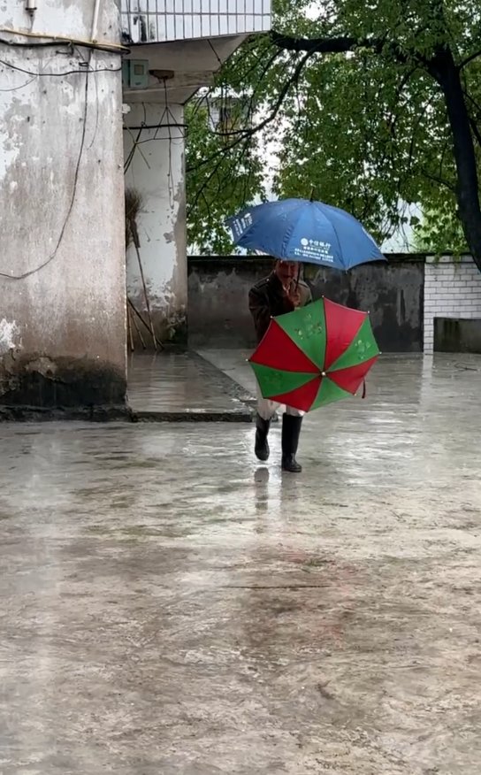 CherrieImogenMa's tweet photo. A stranger handed me an umbrella when I got caught in a sudden downpour today. Small act, huge warmth that made my whole day. https://t.co/Xpmw8lbC6A
