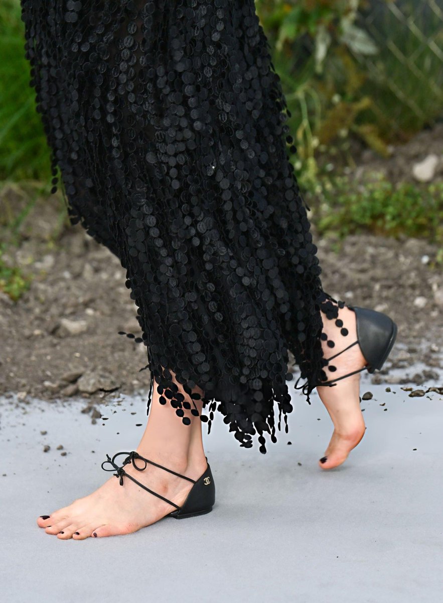popbackupp's tweet photo. margaret qualley, shoe detail for the uk premiere of the dog stars https://t.co/KX7B3hG1aB