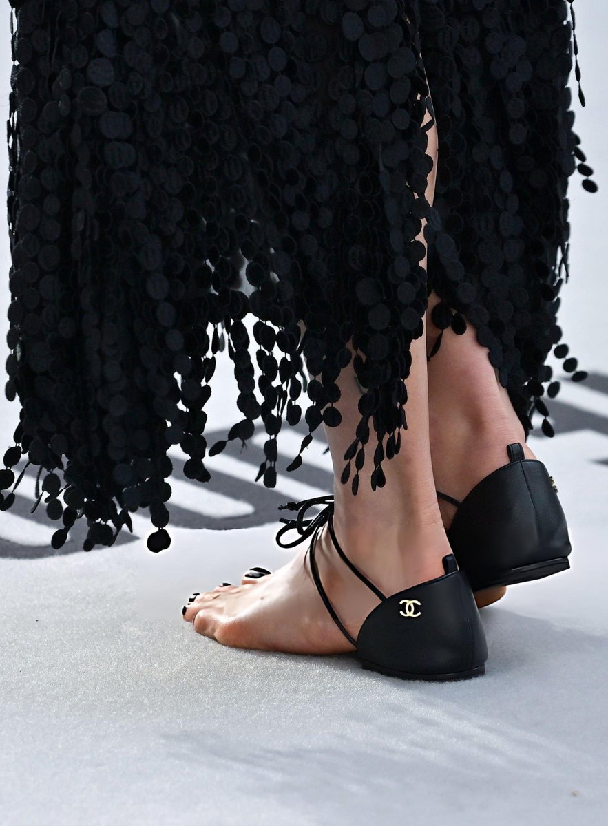 popbackupp's tweet photo. margaret qualley, shoe detail for the uk premiere of the dog stars https://t.co/KX7B3hG1aB