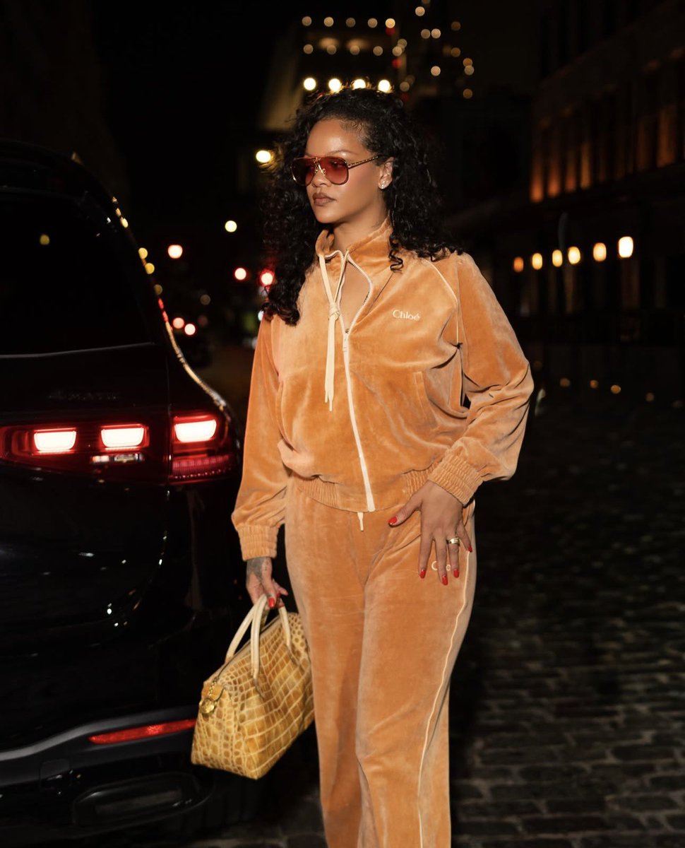 gabgonebad's tweet photo. 📸 Rihanna in NYC last night. https://t.co/s17YEnZBOC