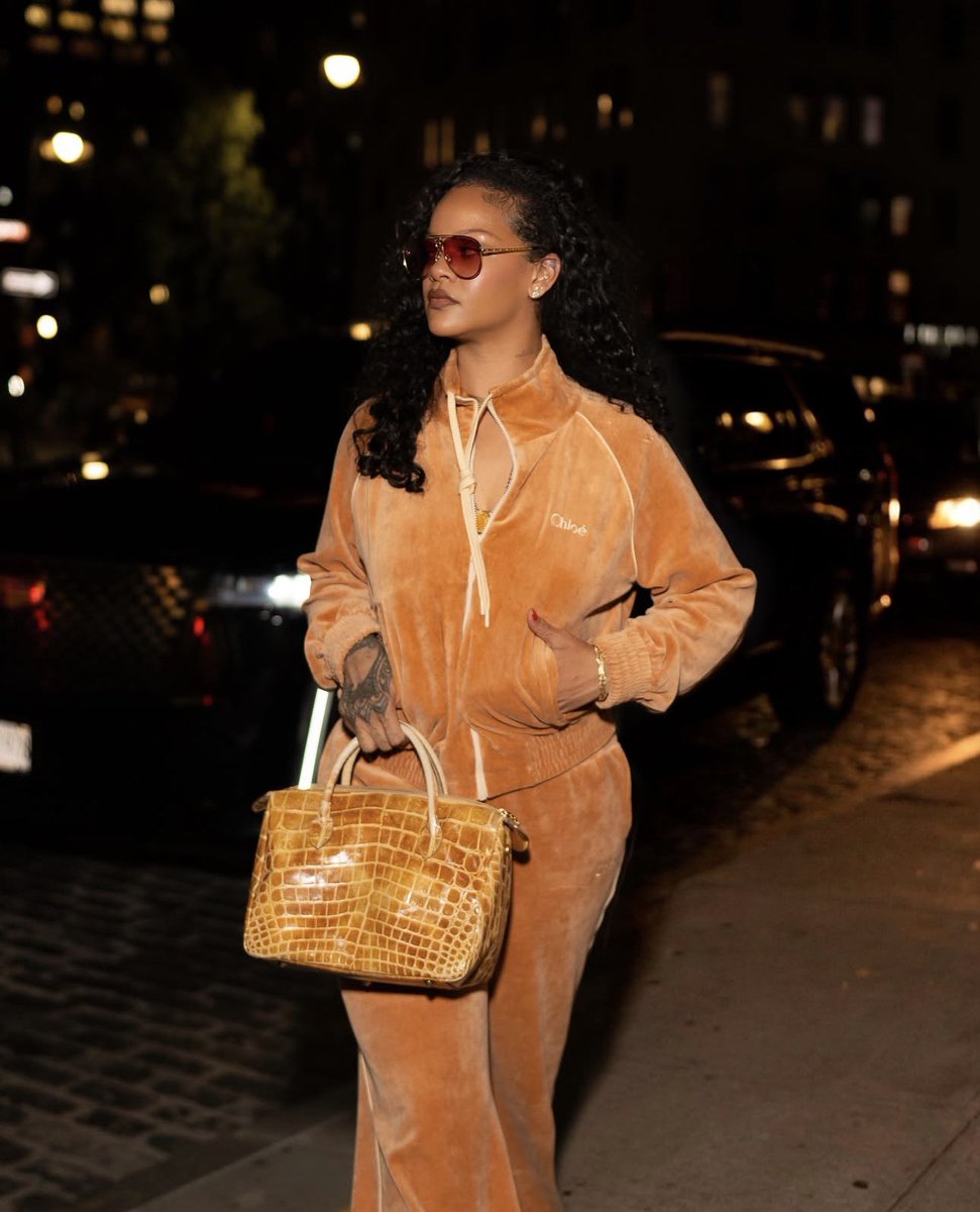 gabgonebad's tweet photo. 📸 Rihanna in NYC last night. https://t.co/s17YEnZBOC
