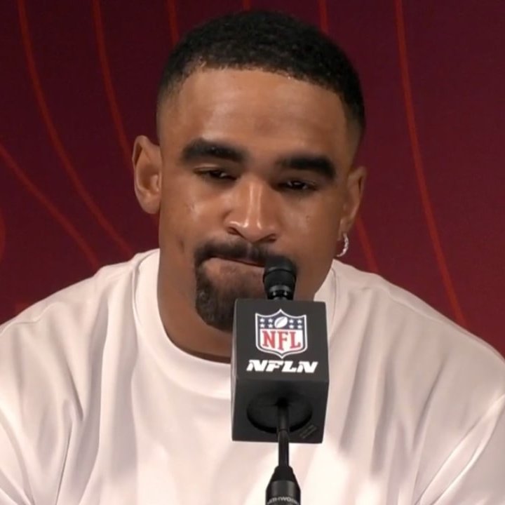 NFL_DovKleiman's tweet photo. Uh Oh: Eagles QB Jalen Hurts has thrown 5 INTs over the last two practices against the Patriots.

Safe to say AJ Brown is happy with his decision. https://t.co/8Es2z9jLHK