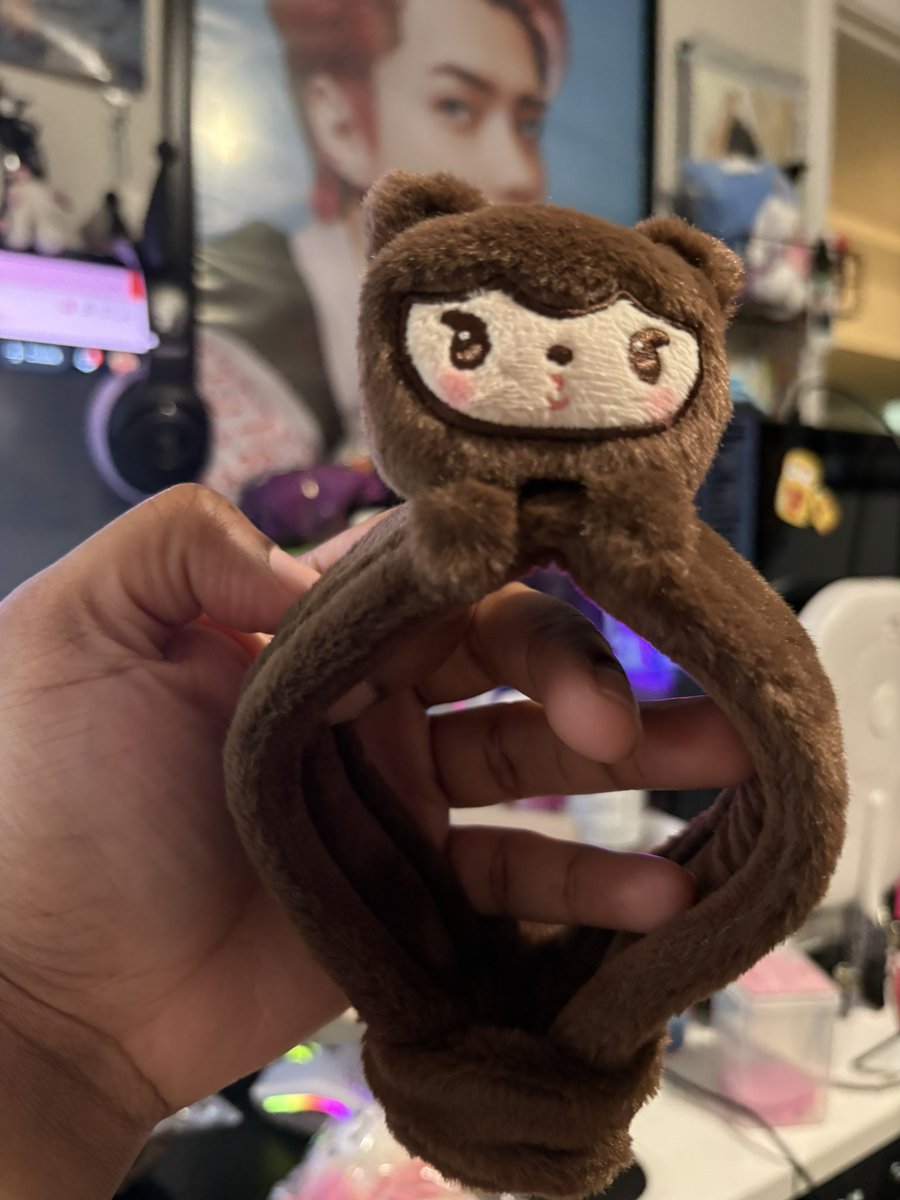 sekaigos's tweet photo. Awww okay the fanlight deco cover is cute. I need to find something round to put it on my book case https://t.co/2Y58QJ40vQ
