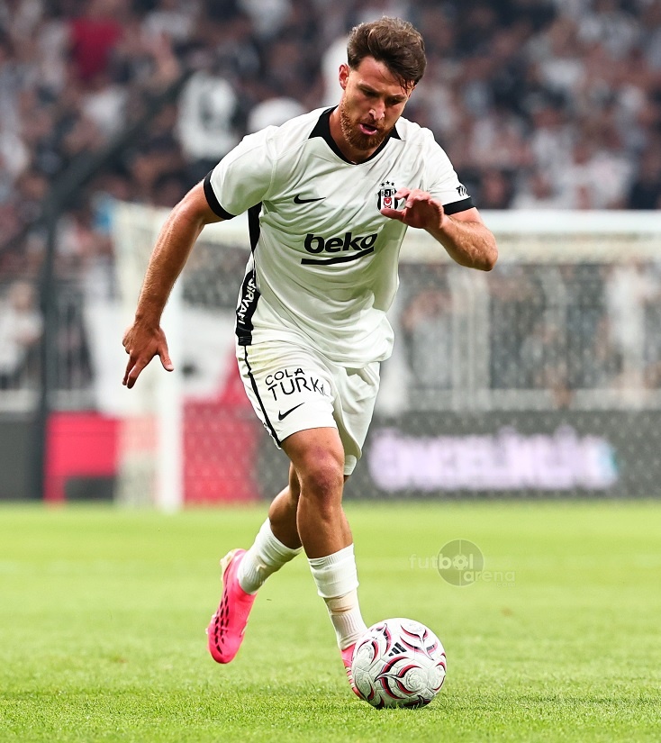 futbolarena's tweet photo. • Takımın en çok ikili mücadele kazanan futbolcusu. 
• Hiç pas hatası yapmadı. (58/58)
• Takımın en yüksek reytingli ilk 3 ismi arasında. 
• Yine orta sahayı toparladı. 

SALİH ÖZCAN! 🦅 https://t.co/OOBWll4MgZ