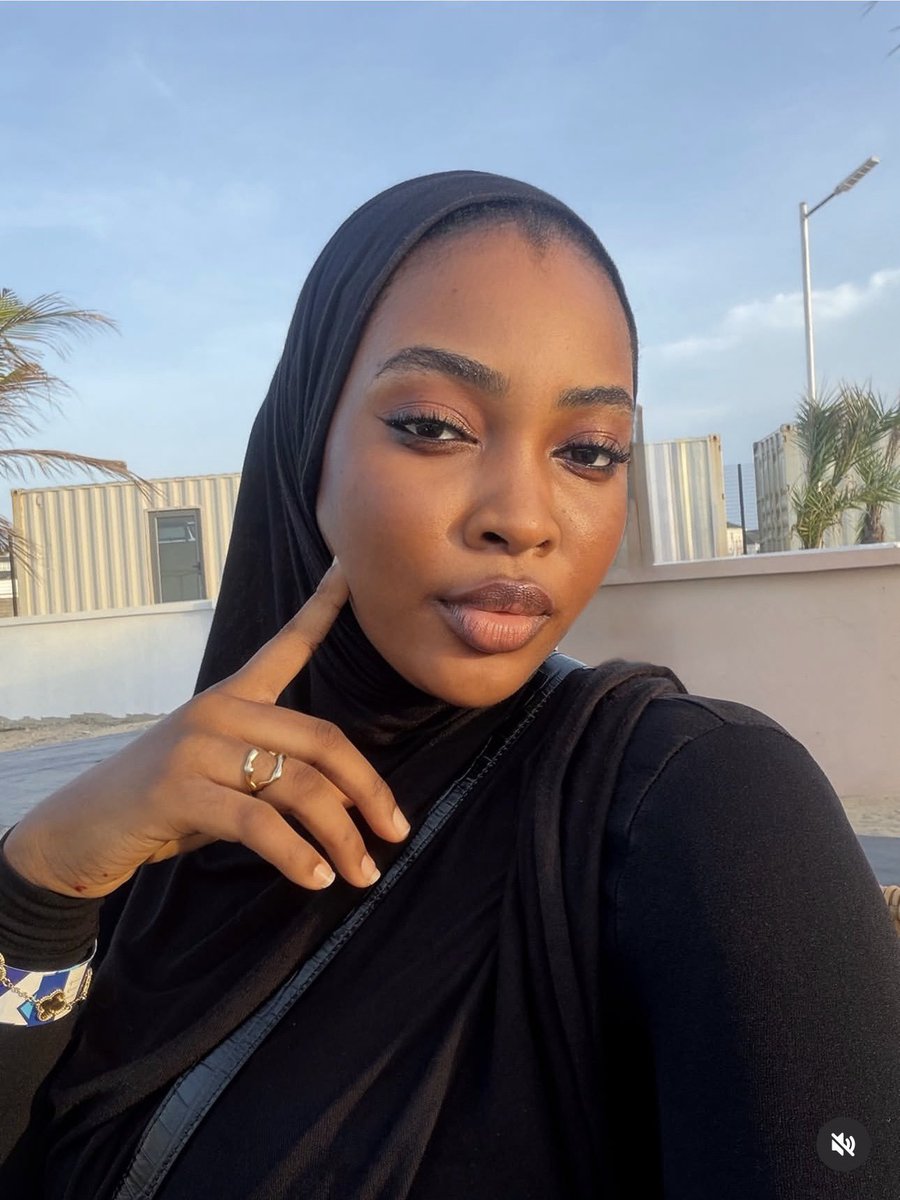 Fauxiyah__'s tweet photo. I look like I’m alright but Wallahi I need a husband 🥰🙏 https://t.co/NnqmJpk3XT