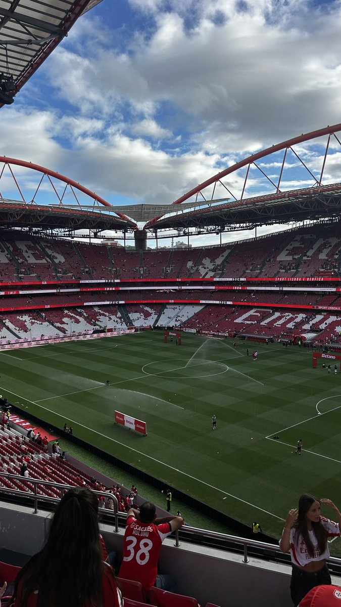 tjs1904's tweet photo. Dia de voltar a casa @SLBenfica https://t.co/Xi9f2bHWT9