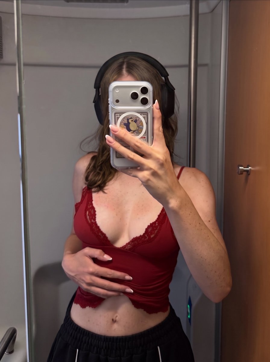 crazycute_19's tweet photo. t-shirt w only panties under is the best combo n u cant change my mind LIKE IF I CAN SEND YOU SOMETHING NAUGHTY BEFORE I DELETE ITTTTT https://t.co/wSAAW3q8gS https://t.co/ozBDuhbffX