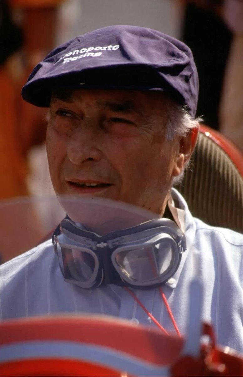 FormulaArgOK's tweet photo. Tuvieron que pasar 45 años para que alguien igualara su récord y 46 para que lo superara. Ya pasaron 69 de su último título y aún se mantiene en el podio histórico.

Sigo convencido de que muchos no dimensionan lo grande que fue Juan Manuel Fangio.

Una vez Schumacher dijo: "La diferencia entre Fangio y yo es que 30 pilotos murieron intentando ser más rápidos que él". No podía describirlo mejor.