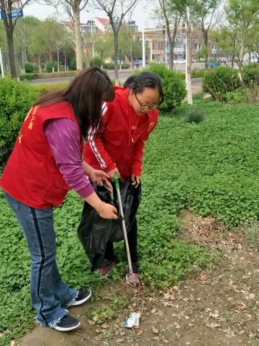 ffchicken15's tweet photo. Just wrapped 3 hours of community park cleanup with local teens! Picked up 12 bags of trash and even planted 5 wildflower saplings—sunshine + small moves make big vibes. #VolunteerWork  ， https://t.co/qG5bhr2pX2