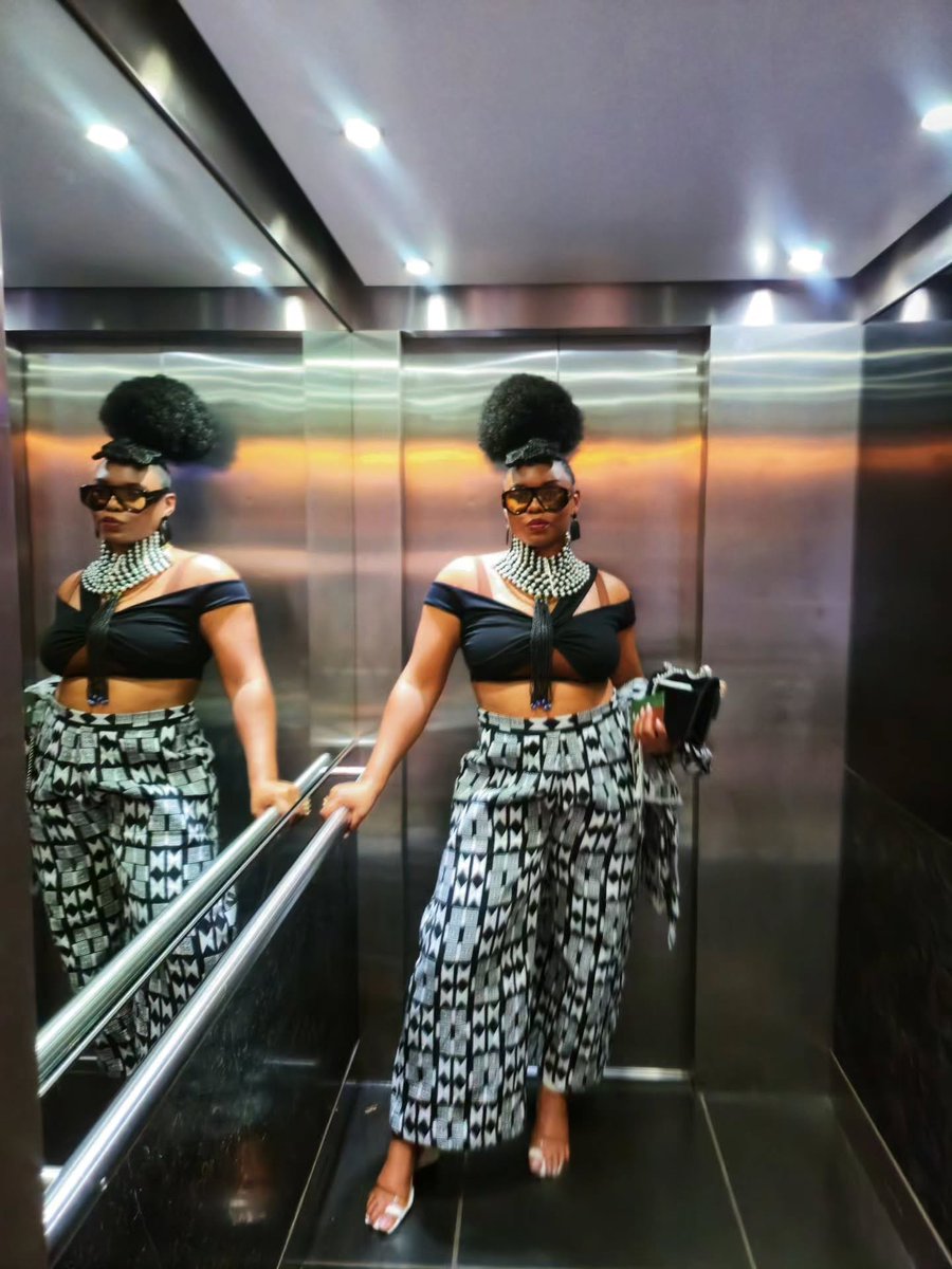 yemialadee's tweet photo. 🇬🇧 African Fashion Week London Day 1

I had the pleasure of being hosted by the Olori of Ife ; Queen Ronke 👑 at the @taleshouselondon in collaboration  with @yembeautyofficial_ 

Africa is the Past, Present and Future of Fashion 💪
I cant wait to experience the runway . https://t.co/GO0ipSYlrL