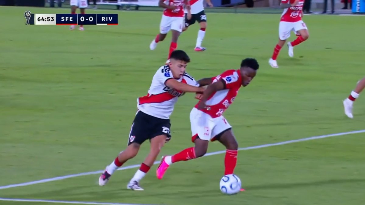 ArchivoCONMEBOL's tweet photo. ⁉️💥 ¿Da para penalti la acción de Almada sobre Jáder Obrian?

✅ 𝗡𝗢.

👉🏻 El argentino empuja de forma ligera por la espalda a su rival que, al sentir el contacto, se deja caer.

▪️ Si bien Almada se la juega, la intensidad del contacto no da para pena máxima. https://t.co/ABbLXKiRgn