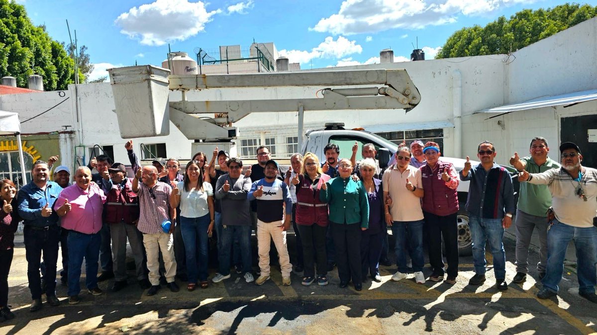 GonzaloJuarezM's tweet photo. Fue un gusto convivir en su festejo con nuestros compañeros de la Delegación de Alumbrado Público. ¡Siempre nos sentimos como en casa! https://t.co/tIhpw0bobB
