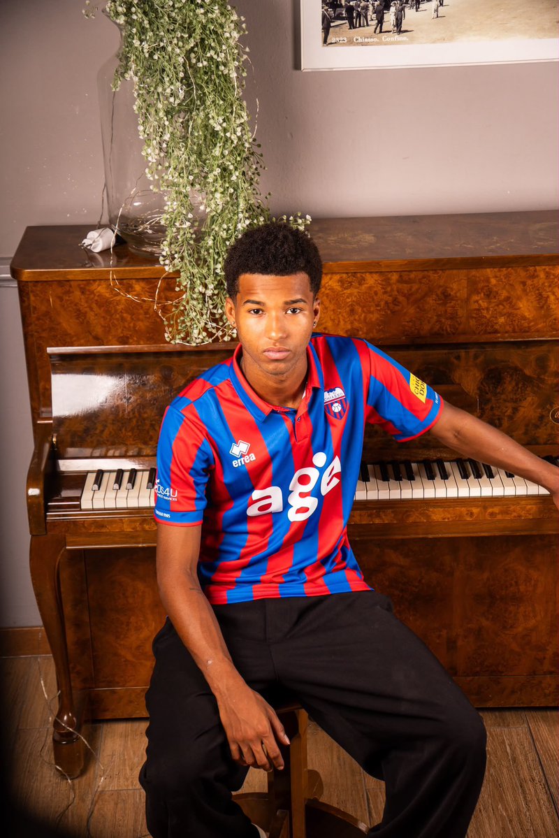 ErreaOfficial's tweet photo. Rosso e blu, ancora una volta. ❤️💙
La nuova maglia Home dell’FC Chiasso porta in campo i colori e l’identità del club.
Una nuova stagione, con la stessa voglia di Chiasso.
#ErreàSport #fcchiasso https://t.co/FFnY7tgAKr