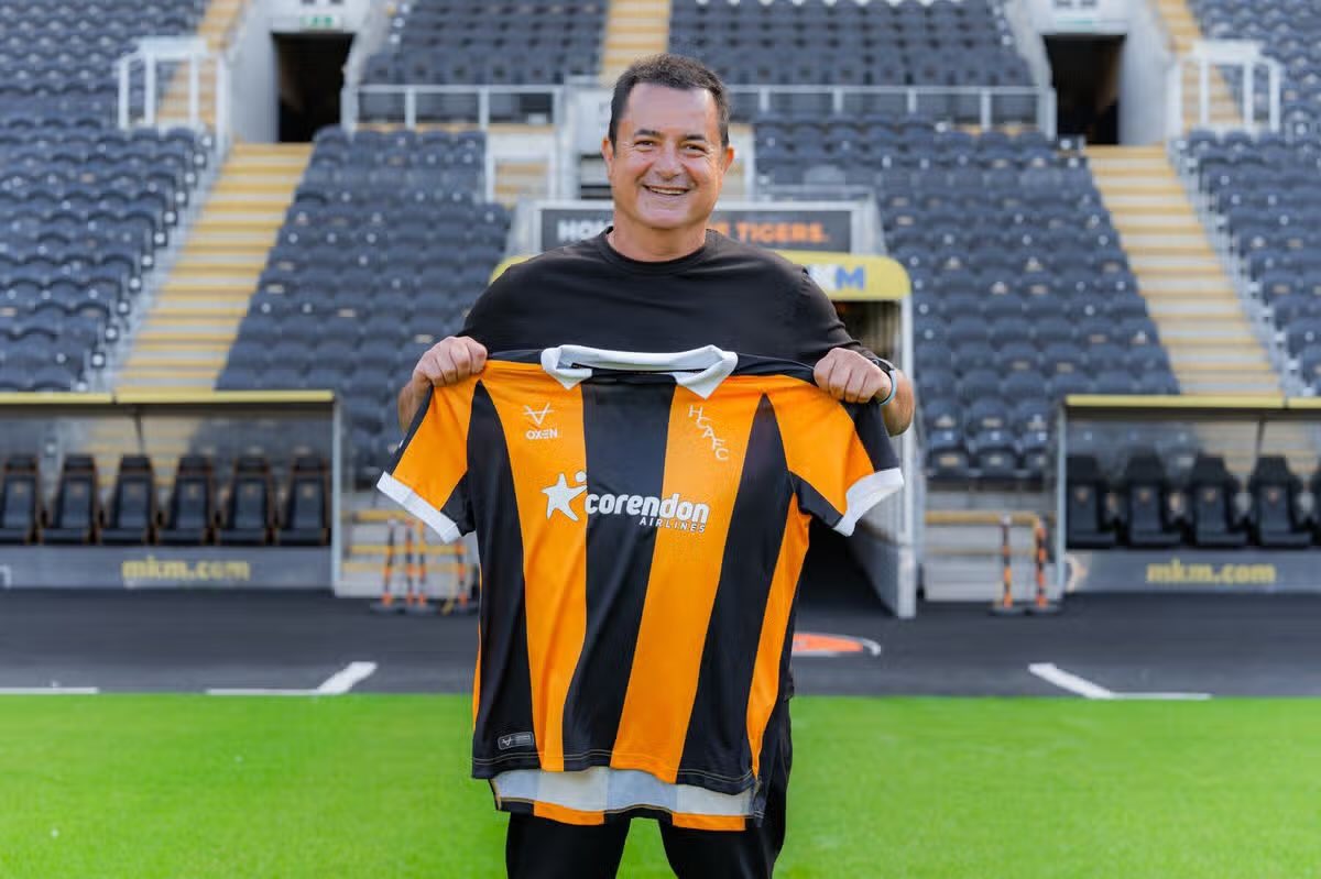 EPL_Gunlukleri's tweet photo. 📌 Acun Ilıcalı’nın paylaşımı: 

“Güzel şehrimiz Hull’un, bu şehri ve kulübü daha iyi tanıması gereken insanlar tarafından eleştirilmesi gerçekten hayal kırıklığı yaratıyor.

Bir kulüp olarak küçümsenmeye alışığız ve açıkçası bundan keyif alıyoruz. Geçen sezon Premier Lig’e yükseldiğimizde ise bundan daha da fazla keyif aldık.

Bir yerin gerçek güzelliğini belirleyen, orada yaşayan insanlardır. İşte bu yüzden Hull, benim için dünyanın en güzel yerlerinden biri.

Bana göre, hak ederek Premier Lig’e yükselmiş bir kulüple dalga geçen iki eski oyuncuyu görmek, onların dalga geçip güldüğü şeylerden çok daha komik.”